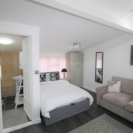 Studio 2 Min Walk To Upton Park Station 런던 외부 사진