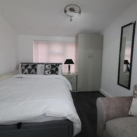 Studio 2 Min Walk To Upton Park Station 런던 외부 사진