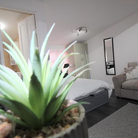 Studio 2 Min Walk To Upton Park Station 런던 외부 사진