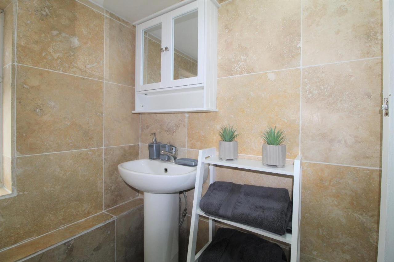 Studio 2 Min Walk To Upton Park Station 런던 외부 사진