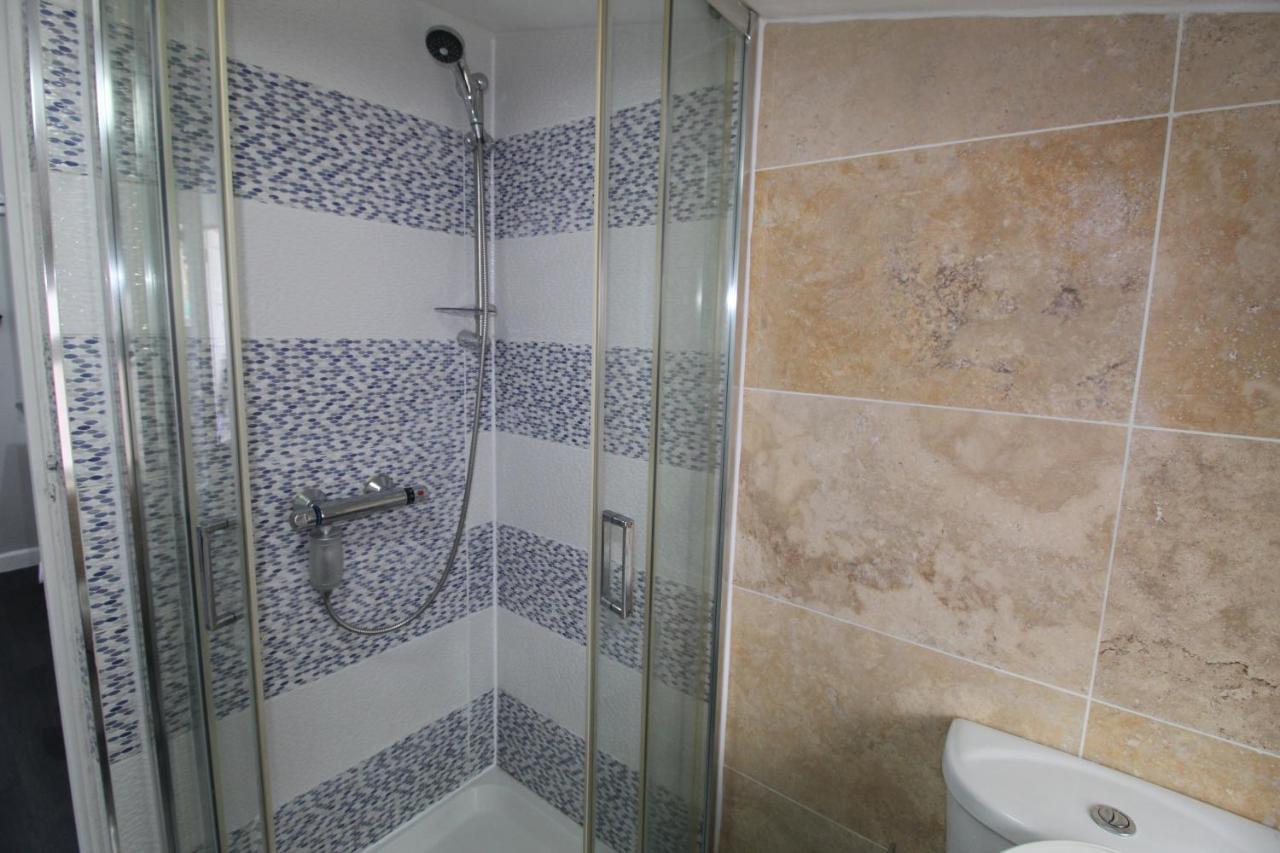 Studio 2 Min Walk To Upton Park Station 런던 외부 사진