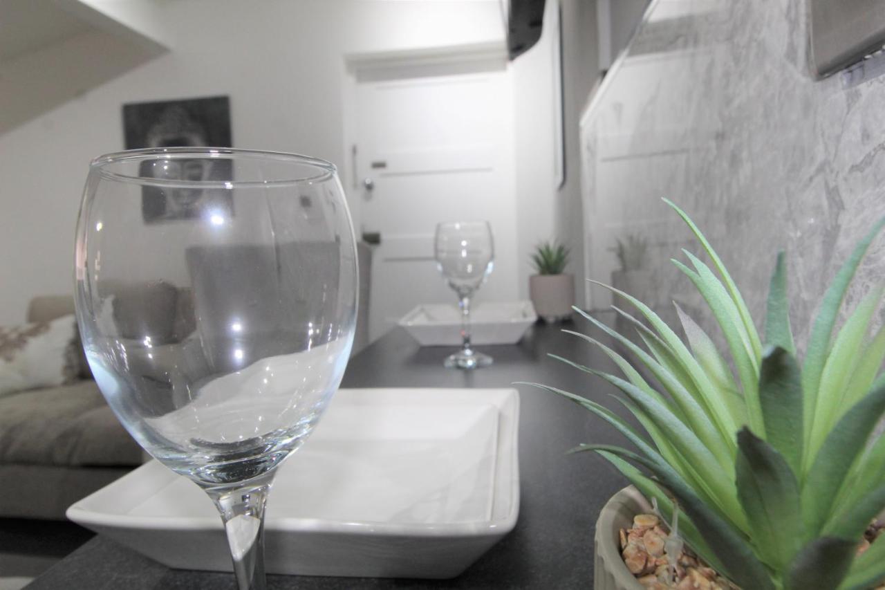 Studio 2 Min Walk To Upton Park Station 런던 외부 사진