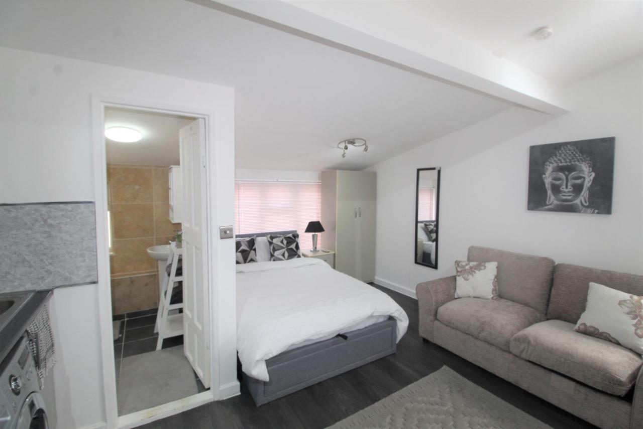 Studio 2 Min Walk To Upton Park Station 런던 외부 사진