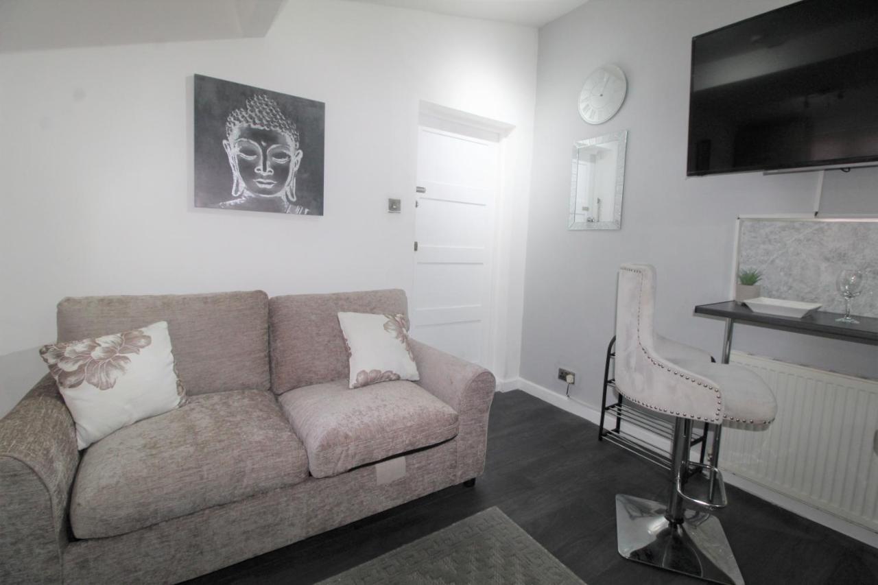 Studio 2 Min Walk To Upton Park Station 런던 외부 사진