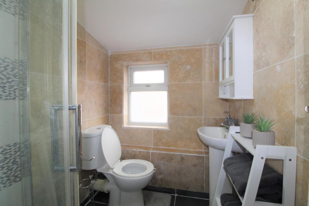 Studio 2 Min Walk To Upton Park Station 런던 외부 사진