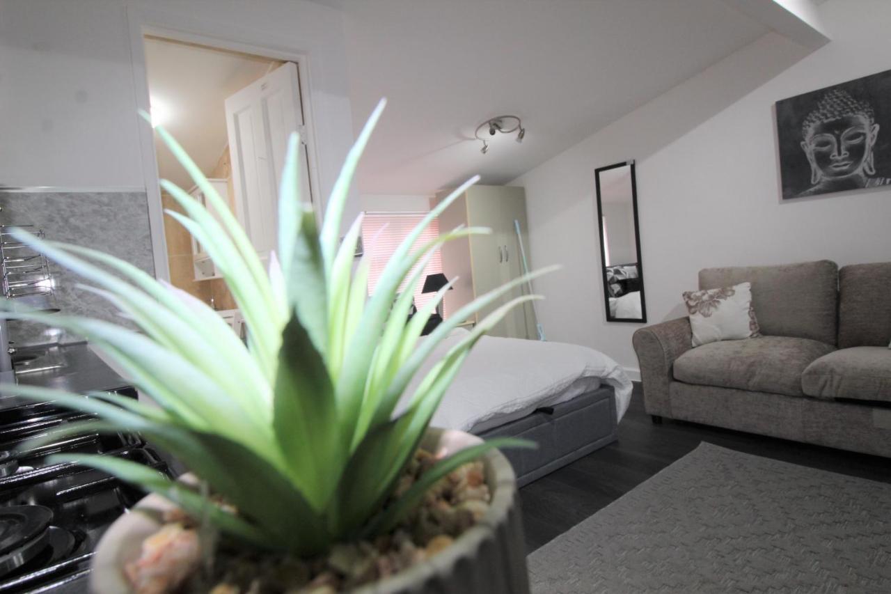 Studio 2 Min Walk To Upton Park Station 런던 외부 사진
