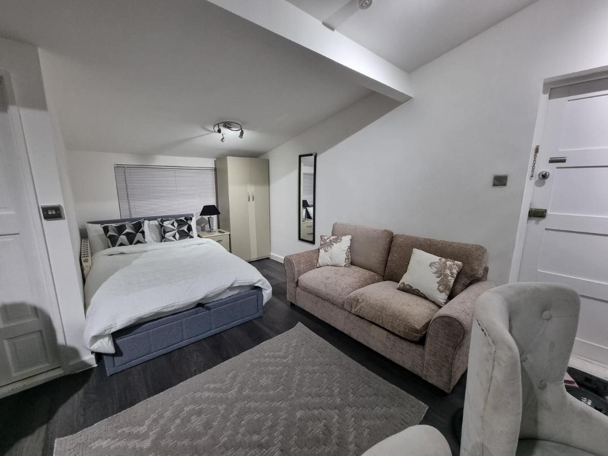 Studio 2 Min Walk To Upton Park Station 런던 외부 사진